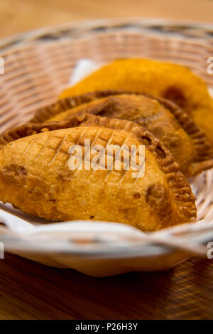 Cesto di fresca messicano croccante empanada pasticci di carne Foto Stock