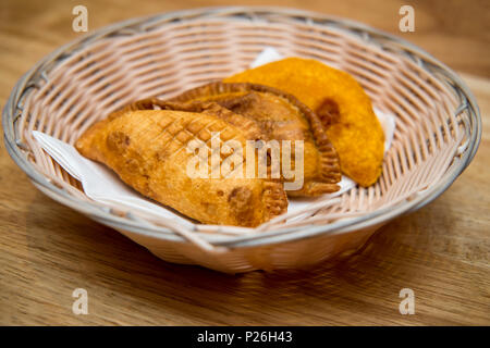 Cesto di fresca messicano croccante empanada pasticci di carne Foto Stock