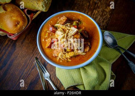 Piccante di New Orleans di pollo e salsicce andouille Gumbo con un fresco e crosta di pane Foto Stock