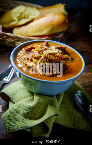 Piccante di New Orleans di pollo e salsicce andouille Gumbo con un fresco e crosta di pane Foto Stock