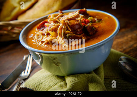 Piccante di New Orleans di pollo e salsicce andouille Gumbo con un fresco e crosta di pane Foto Stock