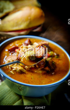 Piccante di New Orleans di pollo e salsicce andouille Gumbo con un fresco e crosta di pane Foto Stock