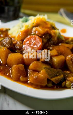 Irlandese autentico di stufato di manzo con pane alla birra e colcannon purè di patate Foto Stock