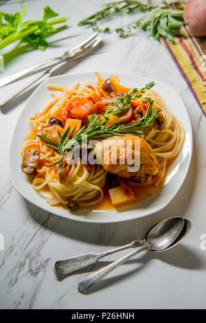 Pollo italiano Cacciatore il cacciatore stufato con spaghetti tagliatelle e crosta di pane Foto Stock