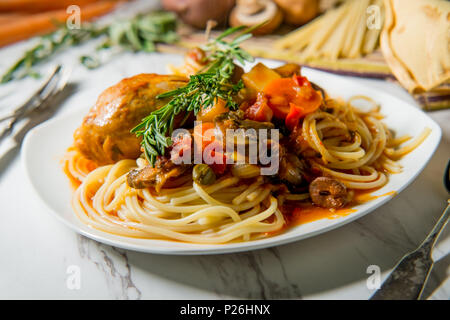 Pollo italiano Cacciatore il cacciatore stufato con spaghetti tagliatelle e crosta di pane Foto Stock