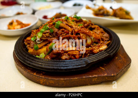 Il coreano stirfried Jaeyook Bokkeum saltate in padella la spalla di maiale con lo scalogno e tofu solido Foto Stock