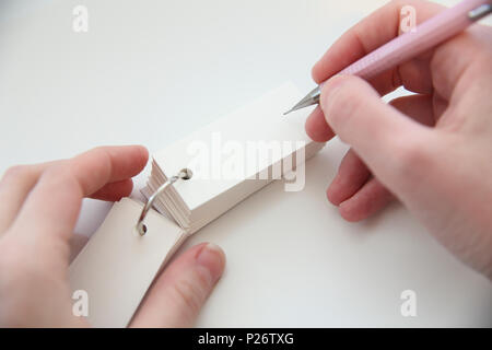 La scrittura in un bianco flashcard Foto Stock