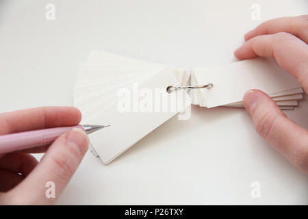 La scrittura in un bianco flashcard Foto Stock