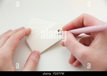 La scrittura in un bianco flashcard Foto Stock