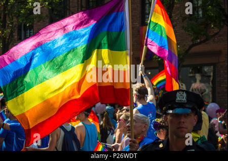 NEW YORK CITY - Giugno 25, 2017: bello NYPD police officer fornisce la sicurezza sugli spalti dell annuale Pride Parade Foto Stock