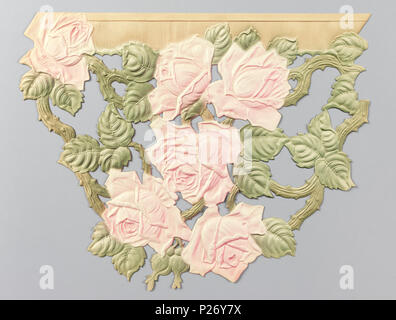 . Inglese: confine (Germania), ca. 1900 . Inglese: Cluster di rose rosa su foglie verdi vigne, sospeso dal tan stampaggio architettoniche. . Circa 1900 36 Border (Germania), ca. 1900 (CH) 18498163-3 Foto Stock