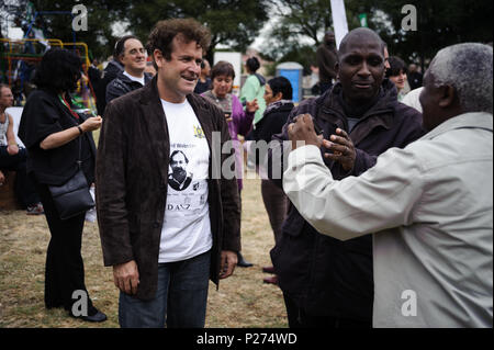 Il cantante Johnny Clegg con vecchi amici alla cerimonia di inaugurazione del Troyeville David Webster Park il 1 maggio 2009, la marcatura 20 anni dal suo omicidio Foto Stock