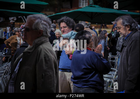 Il redattore del anti-apartheid posta settimanale Anton Harbor, con il bambino al 1 maggio 2009 park apertura per l attivista assassinato David Webster Foto Stock