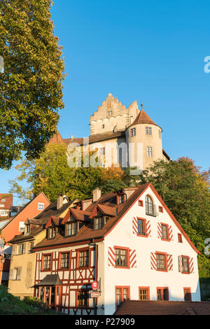 Il vecchio castello e di legno a casa. Meersburg, Baden-Württemberg, Germania. Foto Stock