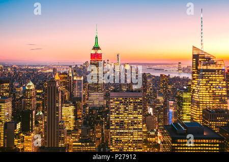 Empire State Building e la torre di libertà come visto dalla parte superiore della roccia osservazione, New York City, Stati Uniti d'America Foto Stock