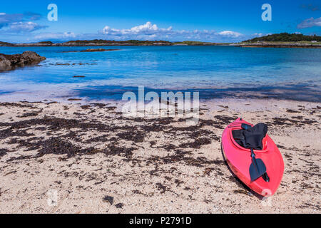 I kayak sulla spiaggia Arisaig, Highlands, Scotland, Regno Unito, Europa Foto Stock