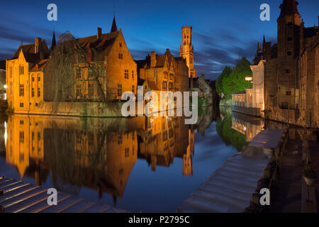 Il campanile medievale e gli edifici storici si riflette nel canale di Rozenhoedkaai al crepuscolo, Bruges, regione fiamminga, Fiandre Occidentali, Belgio, Europa Foto Stock