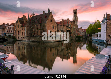 Il campanile medievale e gli edifici storici si riflette nel canale di Rozenhoedkaai al crepuscolo, Bruges, regione fiamminga, Fiandre Occidentali, Belgio, Europa Foto Stock