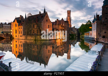 Il campanile medievale e gli edifici storici si riflette nel canale di Rozenhoedkaai al crepuscolo, Bruges, regione fiamminga, Fiandre Occidentali, Belgio, Europa Foto Stock
