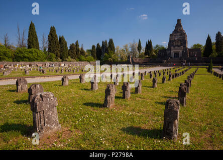 Crespi d'Adda, distretto di Bergamo, Lombardia, Italia. Vista del cimitero Foto Stock