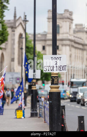 Home reso Anti Brexit segno attaccato a una lampada posta esternamente alla sede del Parlamento a Londra Foto Stock