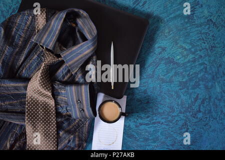 Cravatta camicia e notebook Foto Stock