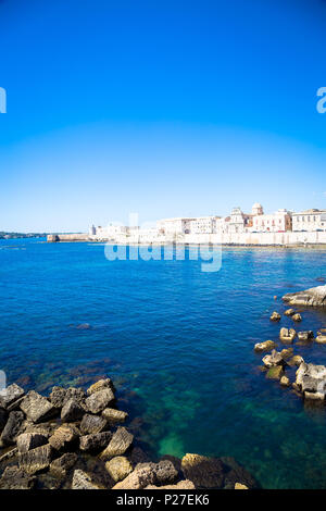 Siracusa, Italia - 18 Maggio 2018: vista della zona di Ortigia, il centro di Siracusa, Sicilia, all'inizio della stagione estiva Foto Stock