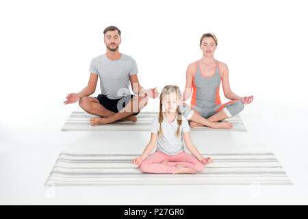 Famiglia di atletica a praticare yoga su stuoie insieme isolato su bianco Foto Stock