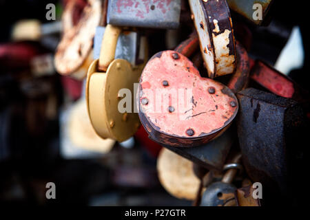 Close-up del castello di rosa e di altri castelli in forma di cuori sul vecchio ponte della città, la tradizione di amanti che il giorno del matrimonio Foto Stock