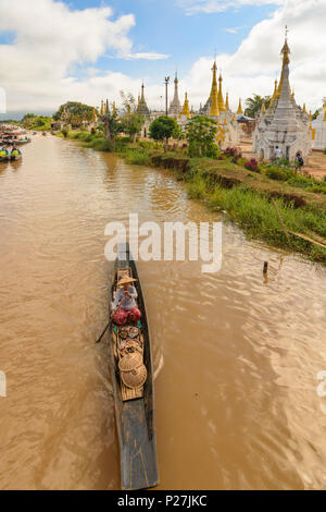 Ywama, pagode, gli stupa, canal, barca, Lago Inle, Stato Shan, Myanmar (Birmania) Foto Stock