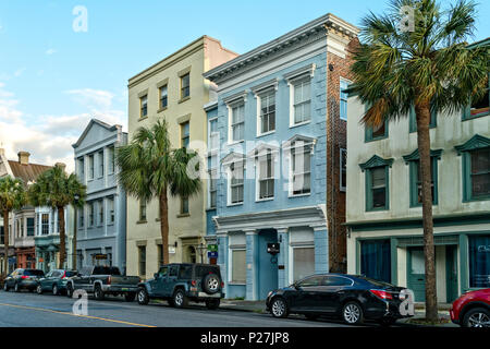 Charleston, Sc, STATI UNITI D'AMERICA. Guardando gli edifici storici di negozi e ristoranti su Broad Street, nel quartiere storico, fine giornata. Foto Stock