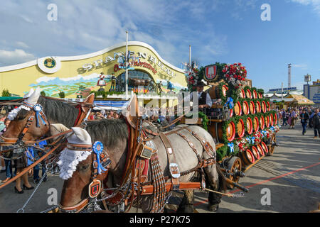 Monaco di Baviera, festival della birra Oktoberfest, carrozza con barile di birra, birra tenda del Spatenbräu, Alta Baviera, Baviera, Germania Foto Stock