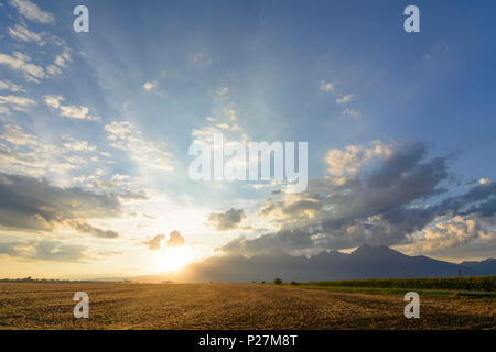 Vysoke Tatry (Alti Tatra, Hohe Tatra), monti Tatra dal sud-est, davanti Lomnicky stit (Lomnica picco, Lomnitzer Spitze), Slovacchia Foto Stock