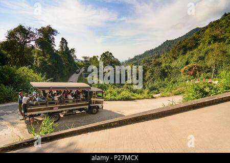 Kyaikto, carrello con i pellegrini a monte Kyaiktiyo pagoda dorata (Rock), Stato Mon, Myanmar (Birmania) Foto Stock