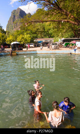 Hpa-An, piscina vicino a monte di montagna Mt Zwegabin, balneazione persone, bagnante, Kayin (Karen) Stato, Myanmar (Birmania) Foto Stock