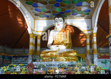 Hpa-An, immagine di Buddha nel tempio di Kyauk Kalap monastero Buddista, Kayin (Karen) Stato, Myanmar (Birmania) Foto Stock