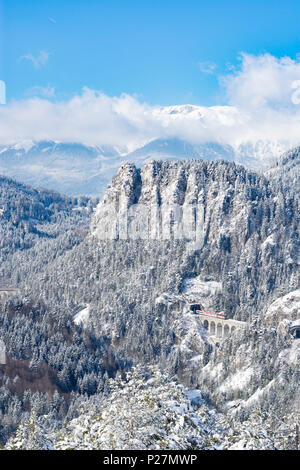 Semmering, vista dal '20-Schiling-Blick' (20 Schilling vista) della Ferrovia di Semmering con Polleroswand, montagna Rax, treno, Wiener Alpen (Vienna Alpi), Austria Inferiore, Austria Foto Stock