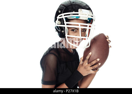 Close-up ritratto di donna emotiva giocatore di football americano con la sfera e nel casco isolato su bianco Foto Stock