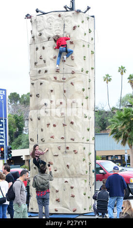 Johnny Knoxville e guarda i suoi figli giocare su una parete da arrampicata durante un viaggio per il mercato degli agricoltori con: Johnny Knoxville, Arlo Clapp, Rocko Clapp dove: Los Angeles, California, Stati Uniti quando: 13 maggio 2018 Credit: WENN.com Foto Stock