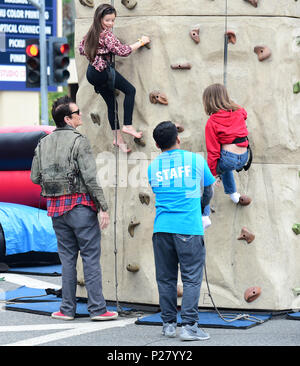 Johnny Knoxville e guarda i suoi figli giocare su una parete da arrampicata durante un viaggio per il mercato degli agricoltori con: Johnny Knoxville, Arlo Clapp, Rocko Clapp dove: Los Angeles, California, Stati Uniti quando: 13 maggio 2018 Credit: WENN.com Foto Stock