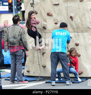 Johnny Knoxville e guarda i suoi figli giocare su una parete da arrampicata durante un viaggio per il mercato degli agricoltori con: Johnny Knoxville, Arlo Clapp, Rocko Clapp dove: Los Angeles, California, Stati Uniti quando: 13 maggio 2018 Credit: WENN.com Foto Stock