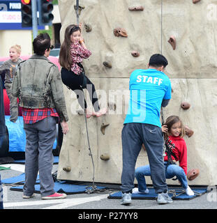 Johnny Knoxville e guarda i suoi figli giocare su una parete da arrampicata durante un viaggio per il mercato degli agricoltori con: Johnny Knoxville, Arlo Clapp, Rocko Clapp dove: Los Angeles, California, Stati Uniti quando: 13 maggio 2018 Credit: WENN.com Foto Stock