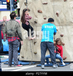 Johnny Knoxville e guarda i suoi figli giocare su una parete da arrampicata durante un viaggio per il mercato degli agricoltori con: Johnny Knoxville, Arlo Clapp, Rocko Clapp dove: Los Angeles, California, Stati Uniti quando: 13 maggio 2018 Credit: WENN.com Foto Stock