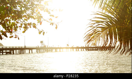 Golden alba di Palm Cove lontano Nord Queensland. Palm Cove molo vicino a Cairns. Inizio della gara ironman evento. Turismo estremo NORD QLD. Foto Stock