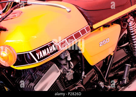 Un classico Yamaha RD250 due moto di corsa Foto Stock