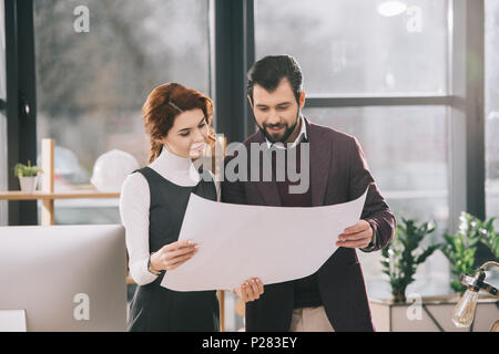 Due architetti che lavorano con blueprint in office Foto Stock