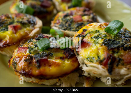 Mini uovo sana prima colazione torte salate con prosciutto e spinaci Foto Stock