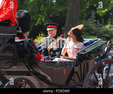 Londra - giu 09, 2018: il principe Harry, duca di Sussex e Meghan, duchessa di Sussex al Trooping il colore 2018 sul Mall a Londra Foto Stock