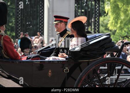 Londra - giu 09, 2018: il principe Harry, duca di Sussex e Meghan, duchessa di Sussex al Trooping il colore 2018 sul Mall a Londra Foto Stock