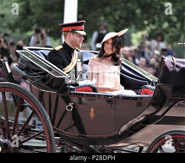 Londra - giu 09, 2018: il principe Harry, duca di Sussex e Meghan, duchessa di Sussex al Trooping il colore 2018 sul Mall a Londra Foto Stock